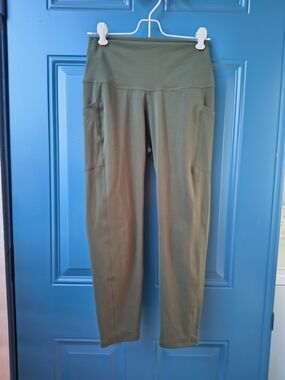 High-Waist Olive Leggings with Side Pockets